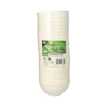 Una pila PAPSTAR 50 piattini per finger food in canna da zucchero “pure” di colore bianco PAPSTAR La GmbH viene presentata in una confezione di plastica contrassegnata da un marchio ecologico verde e viene indicata come alternativa sostenibile.