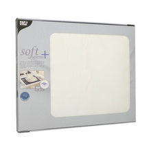 Una scatola PAPSTAR di 100 tovagliette, simili a tessuto in tessuto non tessuto "soft selection plus" (30 x 40 cm) della PAPSTAR GmbH contiene 100 tovagliette visibili attraverso una finestra trasparente, con dettagli del prodotto sul lato sinistro della confezione.
