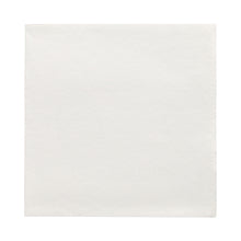 Una PAPSTAR GmbH 50 tovaglioli "DAILY Collection" 1/4 piega (32 x 32 cm) è distesa su un fondo bianco e mostra la sua superficie liscia e leggermente strutturata - ideale per decorazioni da tavola di alta qualità o eventi festivi.