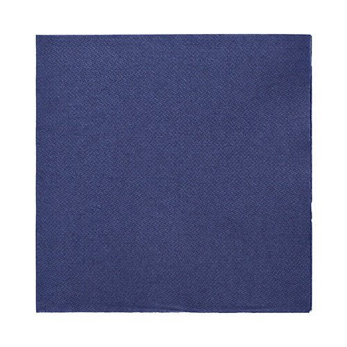 Un tovagliolo monocromatico blu scuro PAPSTAR della collezione di 50 tovaglioli „DAILY Collection“ (32x32 cm, 1/4 piega) della PAPSTAR GmbH è raffigurato su uno sfondo bianco. Il tovagliolo di alta qualità si distingue per la sua struttura semplice e senza motivi.