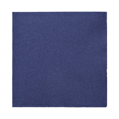 Un tovagliolo monocromatico blu scuro PAPSTAR della collezione di 50 tovaglioli „DAILY Collection“ (32x32 cm, 1/4 piega) della PAPSTAR GmbH è raffigurato su uno sfondo bianco. Il tovagliolo di alta qualità si distingue per la sua struttura semplice e senza motivi.