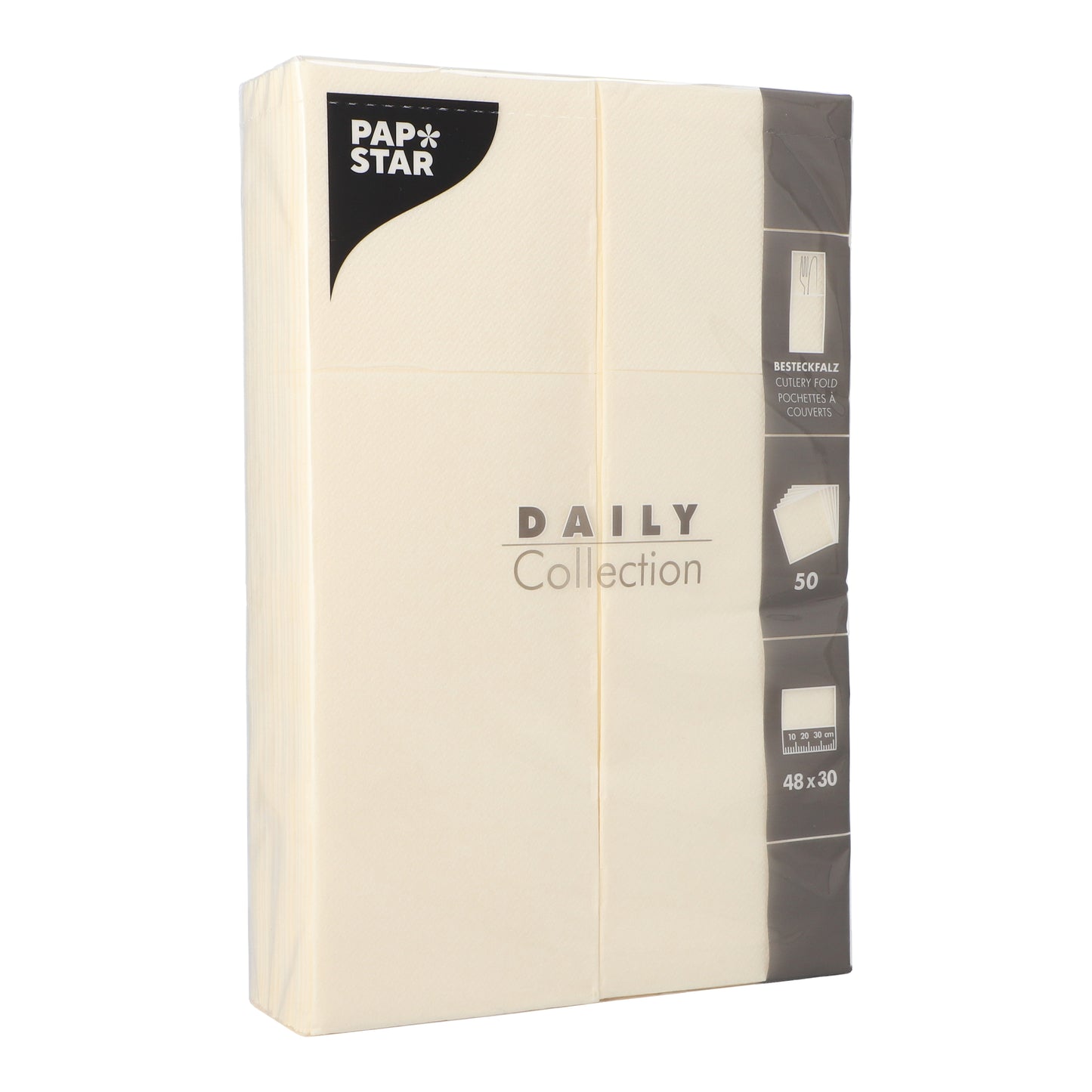 Un pacchetto sigillato con 50 tovaglioli beige PAPSTAR „DAILY Collection“ 48 x 30 cm con piega per posate della PAPSTAR GmbH, con dettagli del prodotto in bianco e nero e simboli sulla confezione.