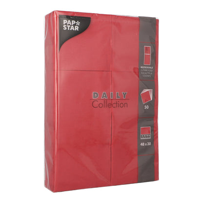 Un pacchetto PAPSTAR 50 tovaglioli „DAILY Collection“ 48 cm x 30 cm con piega per posate della PAPSTAR GmbH, avvolto in plastica trasparente, mostra dettagli del prodotto e caratteristiche in scrittura bianca e grigia sulla confezione.
