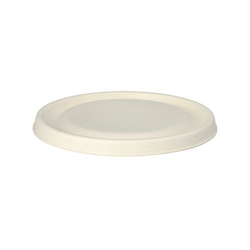 Un piatto usa e getta semplice, rotondo e bianco su sfondo bianco - perfetto da abbinare con PAPSTAR coperchi per ciotole di canna da zucchero Ø 17 cm, bianco, "pure" (25 pezzi) della PAPSTAR GmbH per maggiore comfort e sostenibilità.