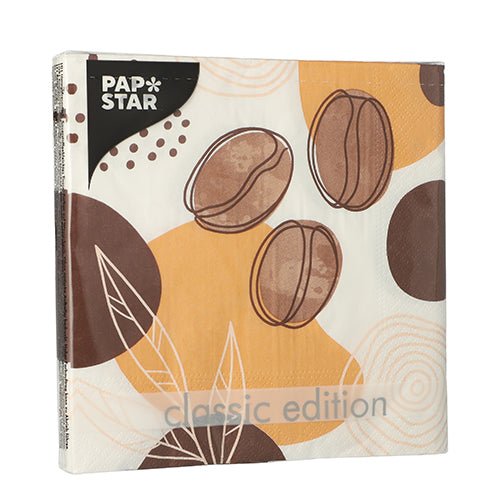 Un pacchetto di PAPSTAR 20 tovaglioli, 33x33 cm, 3 veli, 1/4 piega design set 5 di PAPSTAR GmbH mostra un chicco di caffè marrone e forme astratte arancioni/marroni su sfondo bianco.