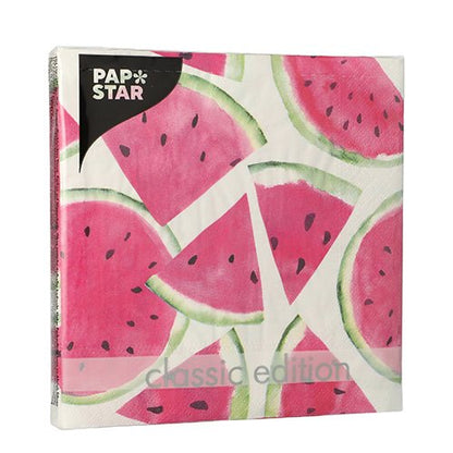La PAPSTAR 20 tovaglioli, 33 cm x 33 cm, 3 strati della PAPSTAR GmbH hanno uno sfondo bianco con fette di anguria rosa, bucce verdi e semi neri. Vengono in una confezione quadrata classica con design piegato in 1/4 (Set 1).