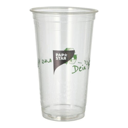 Un bicchiere PLA chiaro "Bicchiere di mais" della PAPSTAR GmbH con testo verde è in piedi e vuoto su uno sfondo bianco. Questo bicchiere ecologico è biodegradabile.