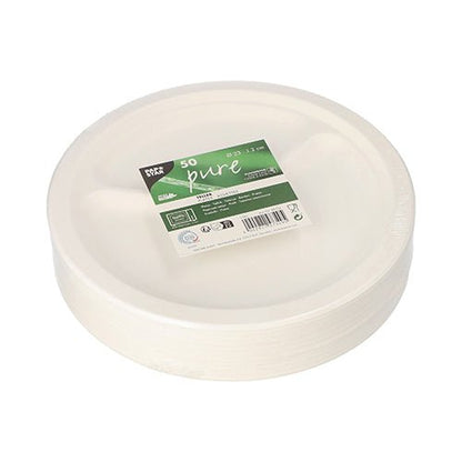 Una pila di piatti usa e getta rotondi e bianchi "pure" di PAPSTAR GmbH 50 piatti di canna da zucchero con tre scomparti, avvolti in pellicola con etichetta "50 Pure" verde-bianca e simboli ambientali.