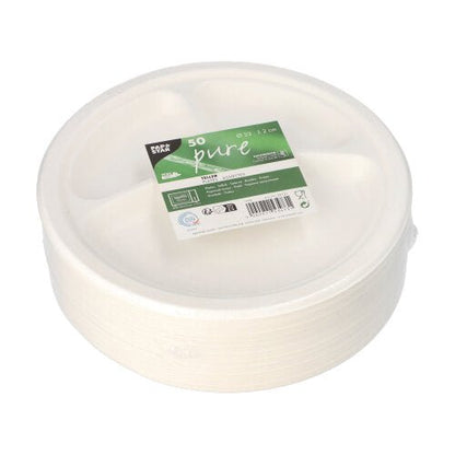 Una pila di 50 piatti rotondi e bianchi di PAPSTAR "pure" in canna da zucchero con tre scomparti, confezionati in pellicola con etichetta verde-bianca - pratico e sostenibile. Marca: PAPSTAR GmbH.