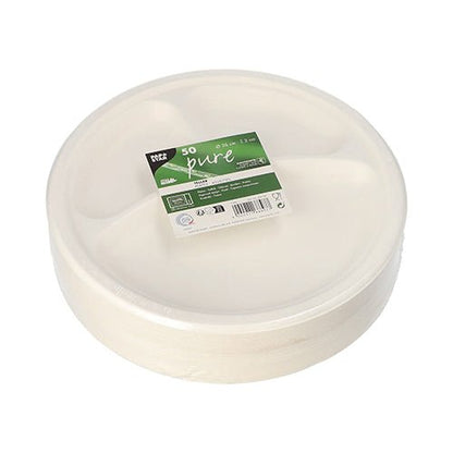 Una pila di piatti rotondi e bianchi di PAPSTAR "pure" in canna da zucchero con tre scomparti è confezionata in plastica. L'etichetta verde-bianca contrassegna i piatti usa e getta durevoli di PAPSTAR GmbH in una confezione da 50 pezzi.