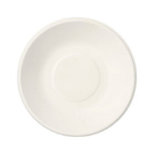 Un semplice piattino in ceramica bianca, fotografato dall’alto su uno sfondo bianco, riflette il design essenziale della PAPSTAR 50 confezioni di zucchero di canna «puro» bianco proveniente dalla PAPSTAR GmbH: vaschette monouso sostenibili e biodegradabili.