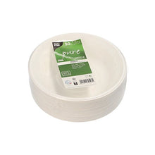 Una pila di 50 ciotole bianche “Pure” della PAPSTAR La GmbH, prodotta con canna da zucchero sostenibile e biodegradabile, è avvolta in plastica e presenta sull’imballaggio etichette verdi con la scritta «Pure» e i simboli di certificazione ecologica.