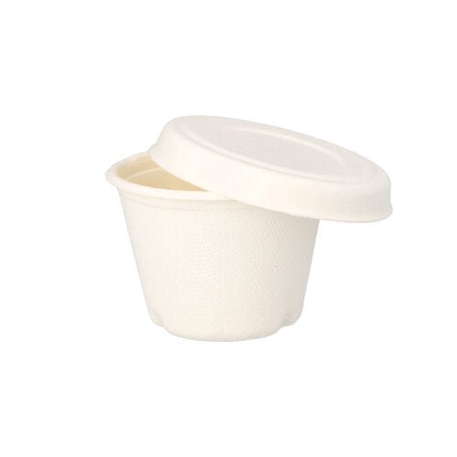 Un piccolo coperchio bianco "pure" in canna da zucchero per bicchieri da condimento della PAPSTAR GmbH con superficie liscia e opaca e design semplice è parzialmente aperto su un bicchiere abbinato su sfondo bianco.