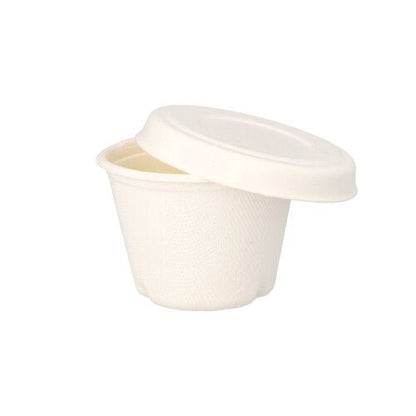 Un piccolo coperchio bianco "pure" in canna da zucchero per bicchieri da condimento della PAPSTAR GmbH con superficie liscia e opaca e design semplice è parzialmente aperto su un bicchiere abbinato su sfondo bianco.