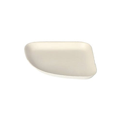Nell'immagine è raffigurato un piatto triangolare bianco PAPSTAR di canna da zucchero (13x13 cm, 1/4) della linea "Belle Vie" su sfondo bianco. Il piatto monouso ecologico (24 pezzi) della PAPSTAR GmbH ha bordi arrotondati ed è confezionato in pellicola termoretraibile.