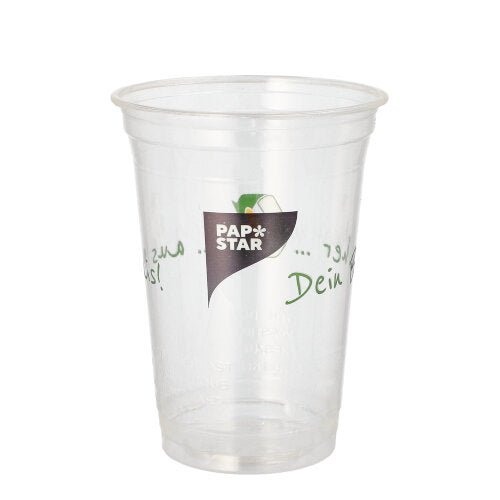 Un chiaro PAPSTAR 50 bicchieri PLA "Bicchiere di mais" della PAPSTAR GmbH con testo verde e nero. Biodegradabile ed ecologico. Il bicchiere vuoto è raffigurato su uno sfondo bianco semplice.