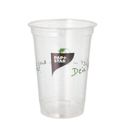Un chiaro PAPSTAR 50 bicchieri PLA "Bicchiere di mais" della PAPSTAR GmbH con testo verde e nero. Biodegradabile ed ecologico. Il bicchiere vuoto è raffigurato su uno sfondo bianco semplice.