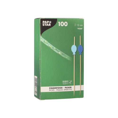 Una scatola verde della PAPSTAR GmbH contiene 100 Fingerfood-Picker (12 cm) con attacchi a forma di pesce blu e verde, realizzati in bambù.