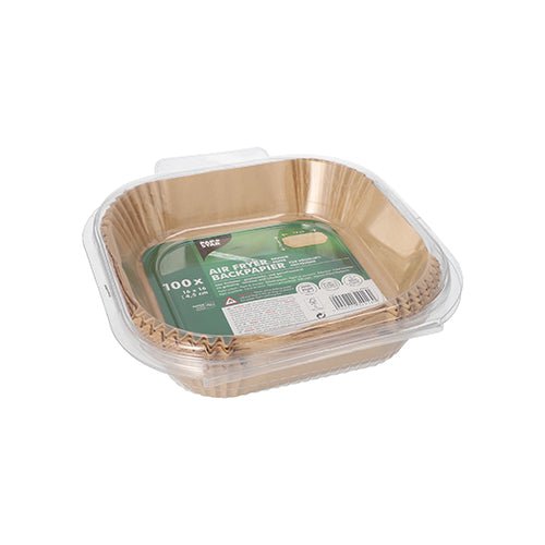 Un contenitore di plastica trasparente della PAPSTAR GmbH contiene una pila di fogli di carta da forno quadrati marroni "PAPSTAR 100 fogli di carta da forno per friggitrice ad aria quadrati" con un'etichetta verde antiaderente con dettagli del prodotto sulla parte superiore.