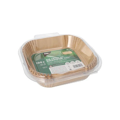 Un contenitore di plastica trasparente della PAPSTAR GmbH contiene una pila di fogli di carta da forno quadrati marroni "PAPSTAR 100 fogli di carta da forno per friggitrice ad aria quadrati" con un'etichetta verde antiaderente con dettagli del prodotto sulla parte superiore.
