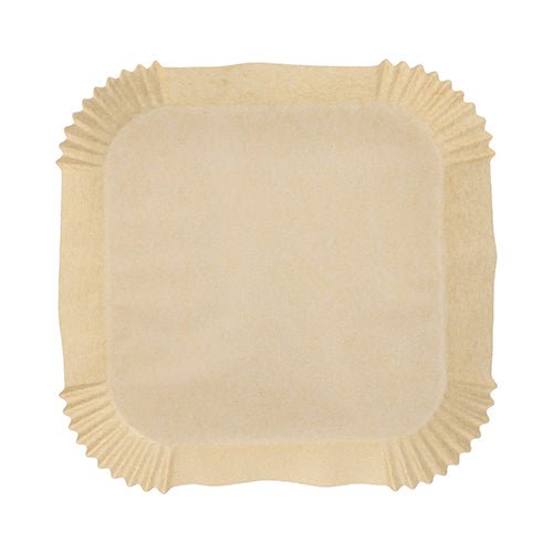 Un singolo quadrato beige PAPSTAR 100 fogli di carta da forno per friggitrice ad aria quadrati della PAPSTAR GmbH con angoli arrotondati e bordi piegati, ideale per snack o per l'uso nella friggitrice ad aria, raffigurato dall'alto su sfondo bianco.