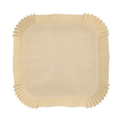 Un singolo quadrato beige PAPSTAR 100 fogli di carta da forno per friggitrice ad aria quadrati della PAPSTAR GmbH con angoli arrotondati e bordi piegati, ideale per snack o per l'uso nella friggitrice ad aria, raffigurato dall'alto su sfondo bianco.