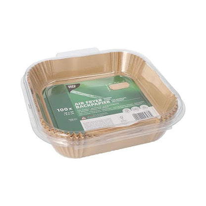 In un contenitore di plastica trasparente si trova una pila di fogli di carta da forno quadrati marroni PAPSTAR 100 per friggitrice ad aria quadrati della PAPSTAR GmbH. L'etichetta verde sulla parte superiore indica 100 inserti di carta da forno antiaderenti.