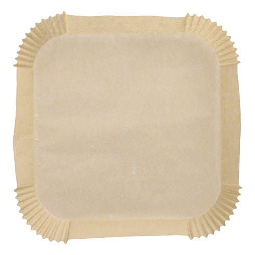 Un quadrato PAPSTAR 100 fogli di carta da forno per friggitrice ad aria quadrati della PAPSTAR GmbH con bordi e angoli piegati, giace piatto su una superficie bianca - ideale per l'uso nelle friggitrici ad aria.