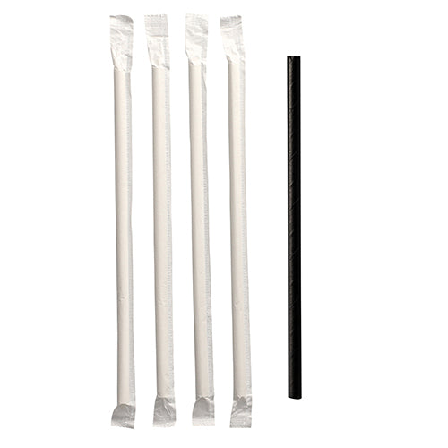 Vier einzeln verpackte weiße PAPSTAR Papiertrinkhalme (Ø 6 mm) liegen neben einem unverpackten schwarzen nachhaltigen Halm der Marke PAPSTAR GmbH auf weißem Hintergrund.