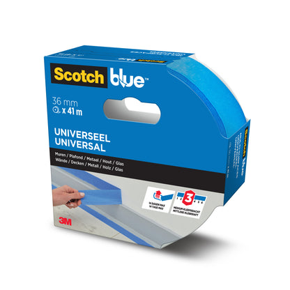 Un rotolo di nastro adesivo per pittori ScotchBlue™ "Multi-Surface" di 3M Deutschland GmbH, 36 mm x 41 m, in confezione blu. La confezione mostra l'uso su pareti, metallo, legno e vetro, sottolineando la compatibilità universale.
