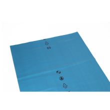 Die DEISS 90036 (850x1250x0,06 mm, blau) von EMIL DEISS KG ist eine große blaue Kunststofffolie mit Recycling-Symbolen und der Zahl 65 in schwarz, ideal für professionelle Abfallsäcke. Abgebildet auf einfarbig weißem Hintergrund. Karton enthält 200 Stück.