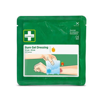 Eine grüne Packung von Orkla Wound Care AB mit der Aufschrift "Cederroth burn gel verband 10x10 cm, 2er-pack" zeigt eine Hand, die ein kühlendes Gelkissen auf Verbrennungen aufträgt, mit Flammen- und Schneeflocken-Symbolen, die den Erste-Hilfe-Einsatz hervorheben. Die Packung enthält 2 Stück.