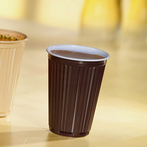 Un bicchiere termico automatico Starpak 100 (PS, 0,18l, Ø7,03cm, 9cm, marrone/bianco) riempito con bevanda si trova su una superficie chiara accanto a un altro bicchiere; ideale per bevande in movimento. Confezione da 100 pezzi.