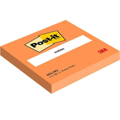 Una pila di foglietti Post-it® arancioni (76 mm x 76 mm, 100 fogli/blocco, 100% PEFC) della 3M Deutschland GmbH mostra il logo Post-it in alto e il logo del marchio 3M nell'angolo in basso a destra.