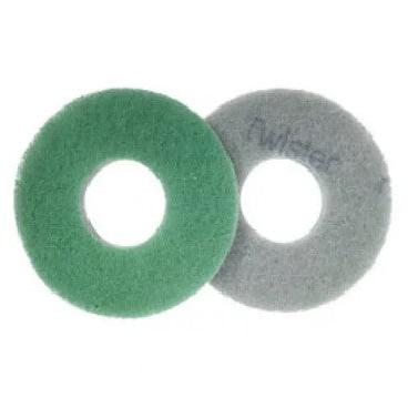 Sono mostrati due tamponi per pavimenti rotondi Twister Pad Verde di Diversey Deutschland: il tampone verde è adatto per la manutenzione del pavimento, mentre quello grigio è progettato per l'uso con il TASKI swingo 250µicro. Entrambi vengono in una scatola (2 confezioni).