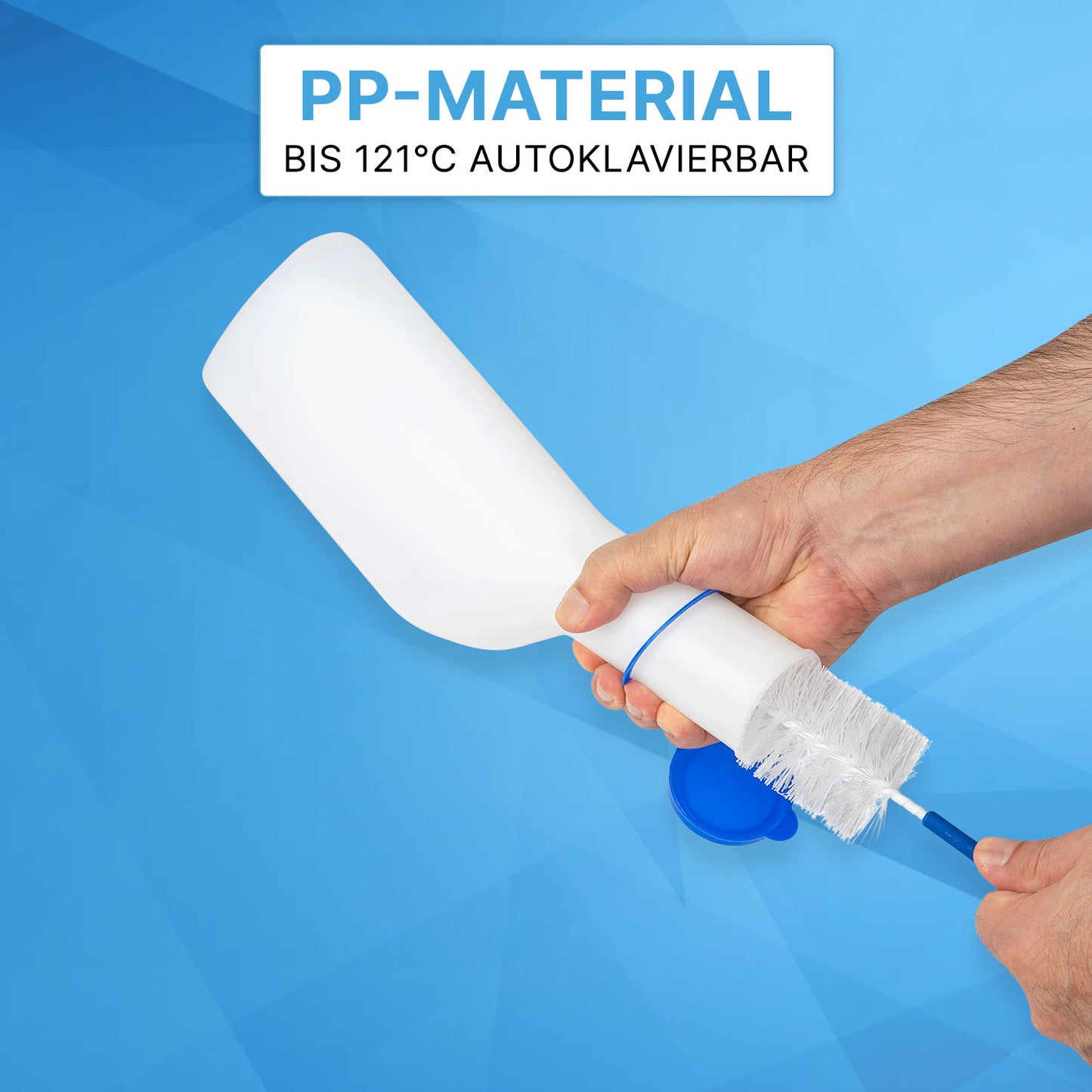 Una mano pulisce la bottiglia urinaria ARNOMED ECO Herren di ARNOWA GmbH (1 pezzo) con una spazzola bianca; Testo: "MATERIALE PP AUTOCLAVABILE FINO A 121°C" - perfetto per una cura igienica e pulita.