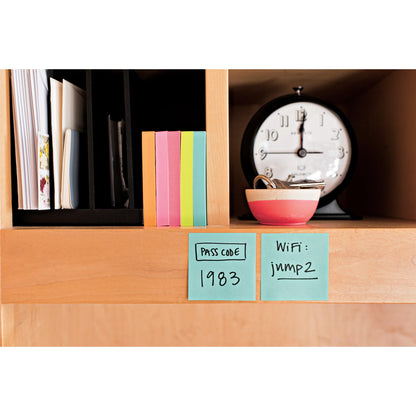 Una mensola di legno con cubi colorati di Post-it® Notes 3M (76x76 mm, 450 fogli), un orologio, una ciotola a strisce con chiavi e due note adesive con il codice "1983" e la password WiFi "jimp2".
