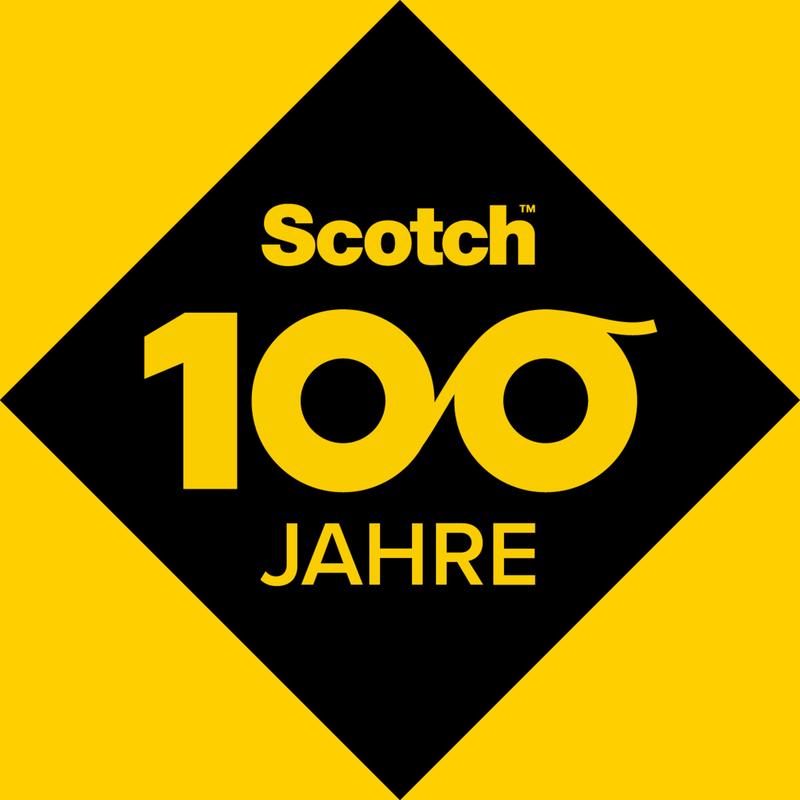 Un rombo nero su giallo mostra "Scotch 100 ANNI" con il 100 in stile infinito - un modo ideale per celebrare un secolo di nastro invisibile Scotch® Magic™ (3 rotoli, 19 mm x 33 m) e il dispenser C38 di 3M Deutschland GmbH.