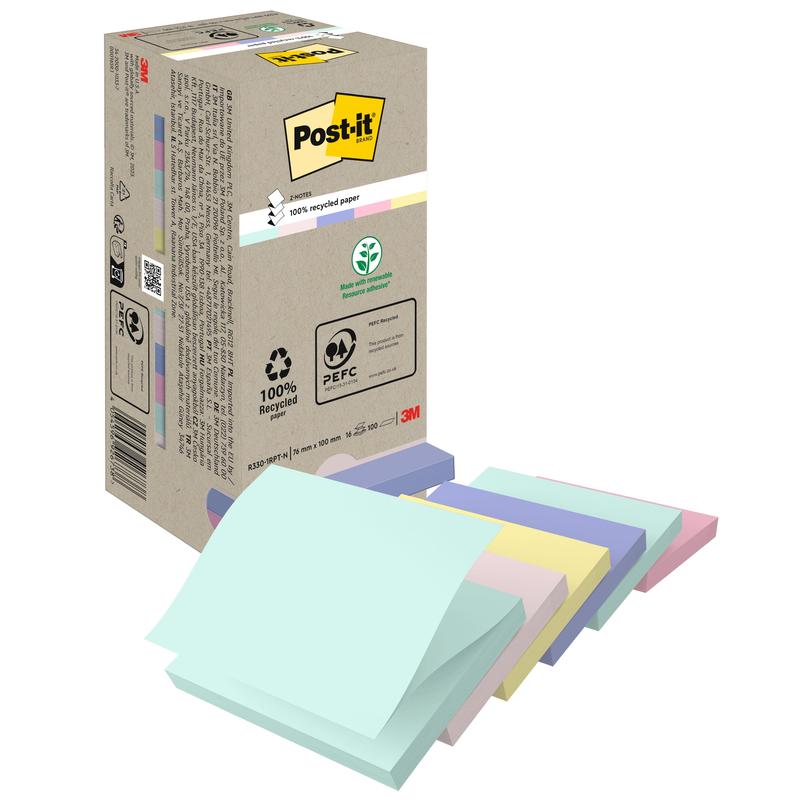 Una scatola di 3M Post-it® Recycling Z-Notes (76x76 mm, 100 fogli, 100% PEFC) è accanto a cinque pile di colori pastello - blu, verde, giallo, rosa e viola. Sulla scatola di cartone sono raffigurati simboli di riciclaggio e certificazione.