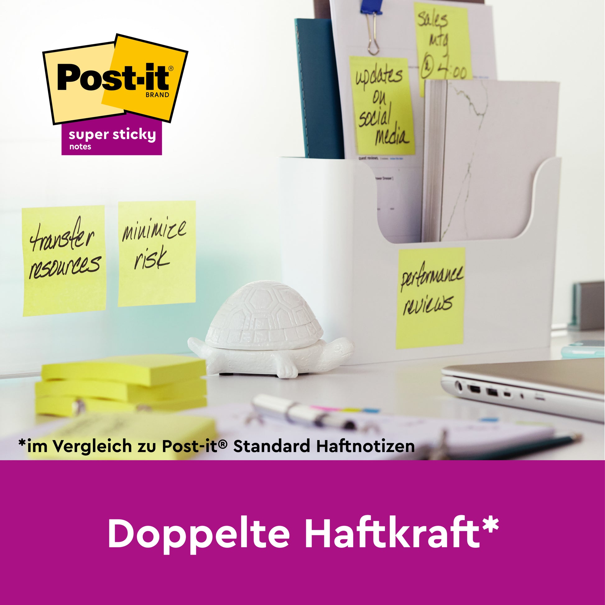 Ein aufgeräumter Schreibtisch mit 3M Deutschland GmbH Post-it® Super Sticky Notes (47,6x47,6mm, 90 Blatt/Block, 100% PEFC) auf Glas, einem weißen Organizer mit Papieren und Stift und einer weißen Schildkröte. Deutscher Text: "Doppelte Haftkraft*" vs. Post-it® Standard Haftnotizen.