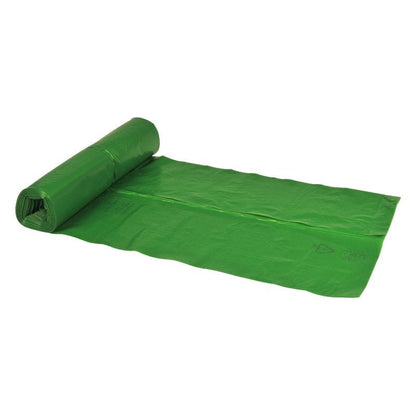 Un sacchetto per rifiuti verde parzialmente srotolato Abena Re-Seller GmbH 70 L, 575x1000 mm, 32 my LDPE si trova su uno sfondo bianco, con il resto del rotolo - perfetto per uno smaltimento efficiente dei rifiuti.