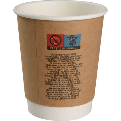 La tazza da caffè a doppia parete "Kraft" di Abena Re-Seller GmbH è un bicchiere di carta usa e getta marrone e bianco, etichettato con avvertenze e "Plastic in Product" in più lingue; i bicchieri isolanti in acciaio inossidabile offrono un'alternativa riutilizzabile.