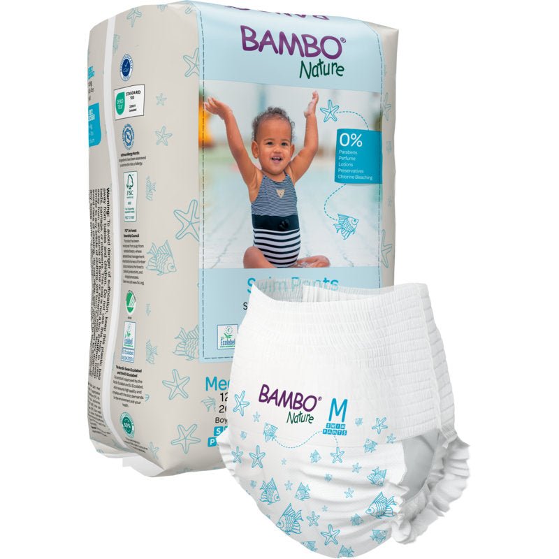 Una confezione di pannolini da nuoto Bambo Nature, taglia M, 12+ kg (12 pezzi) di Abena Re-Seller GmbH è raffigurata con un pannolino da nuoto davanti e mostra un bambino sorridente in costume da bagno con le braccia alzate sulla confezione.