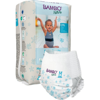 Una confezione di pannolini da nuoto Bambo Nature, taglia M, 12+ kg (12 pezzi) di Abena Re-Seller GmbH è raffigurata con un pannolino da nuoto davanti e mostra un bambino sorridente in costume da bagno con le braccia alzate sulla confezione.