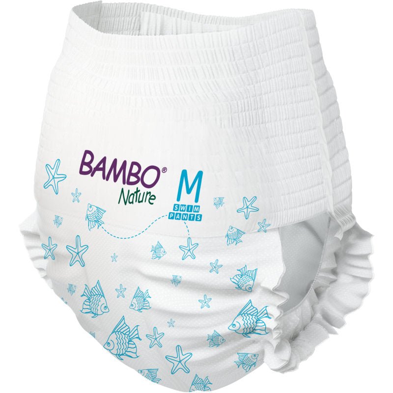 Il pannolino da nuoto Bambo Nature taglia M (12+ kg) di Abena Re-Seller GmbH, confezione da 12 pezzi, si distingue come pannolino da nuoto sostenibile, bianco con motivi di pesci blu - ideale per famiglie attente all'ambiente.