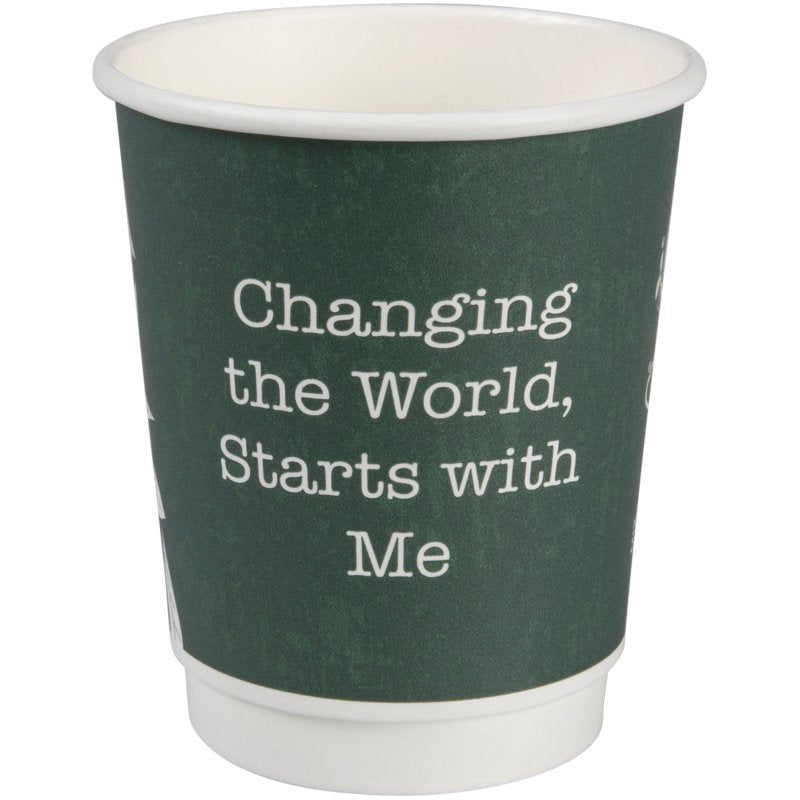 La tazza da caffè vuota a doppia parete Bio "Green Leaves" di Abena Re-Seller GmbH in verde scuro porta davanti la scritta bianca "Changing the World, Starts with Me" e si trova su uno sfondo bianco.