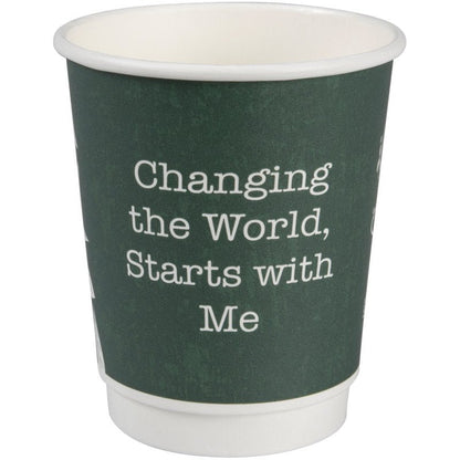 La tazza da caffè vuota a doppia parete Bio "Green Leaves" di Abena Re-Seller GmbH in verde scuro porta davanti la scritta bianca "Changing the World, Starts with Me" e si trova su uno sfondo bianco.