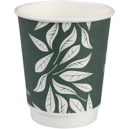 La tazza da caffè a doppia parete Bio "Green Leaves" di Abena Re-Seller GmbH è una tazza di carta verde con bordo bianco e design di foglie, realizzata con materiali sostenibili. La tazza vuota è in piedi su uno sfondo semplice.