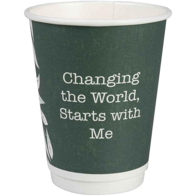 La tazza da caffè a doppia parete Bio "Green Leaves" di Abena Re-Seller GmbH è una tazza verde ecologica con testo bianco "Changing the World, Starts with Me" e un design parziale di foglie bianche sul lato sinistro.