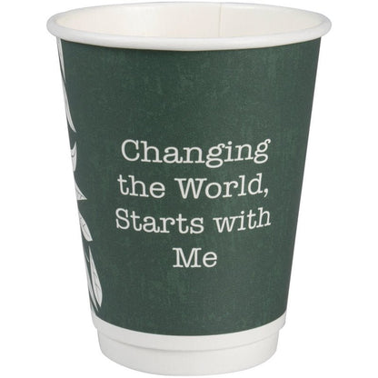 La tazza da caffè a doppia parete Bio "Green Leaves" di Abena Re-Seller GmbH è una tazza verde ecologica con testo bianco "Changing the World, Starts with Me" e un design parziale di foglie bianche sul lato sinistro.